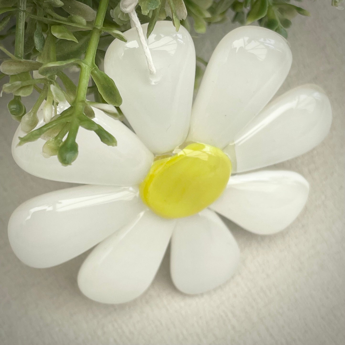 Glass White Daisy hanger decoration