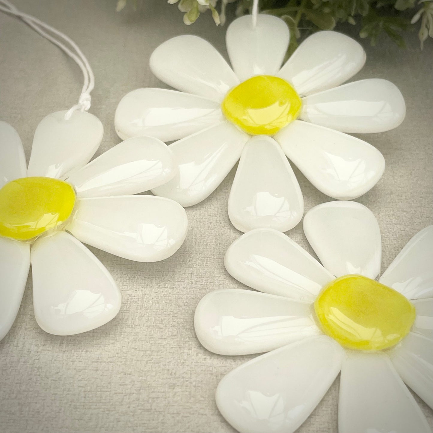 Glass White Daisy hanger decoration